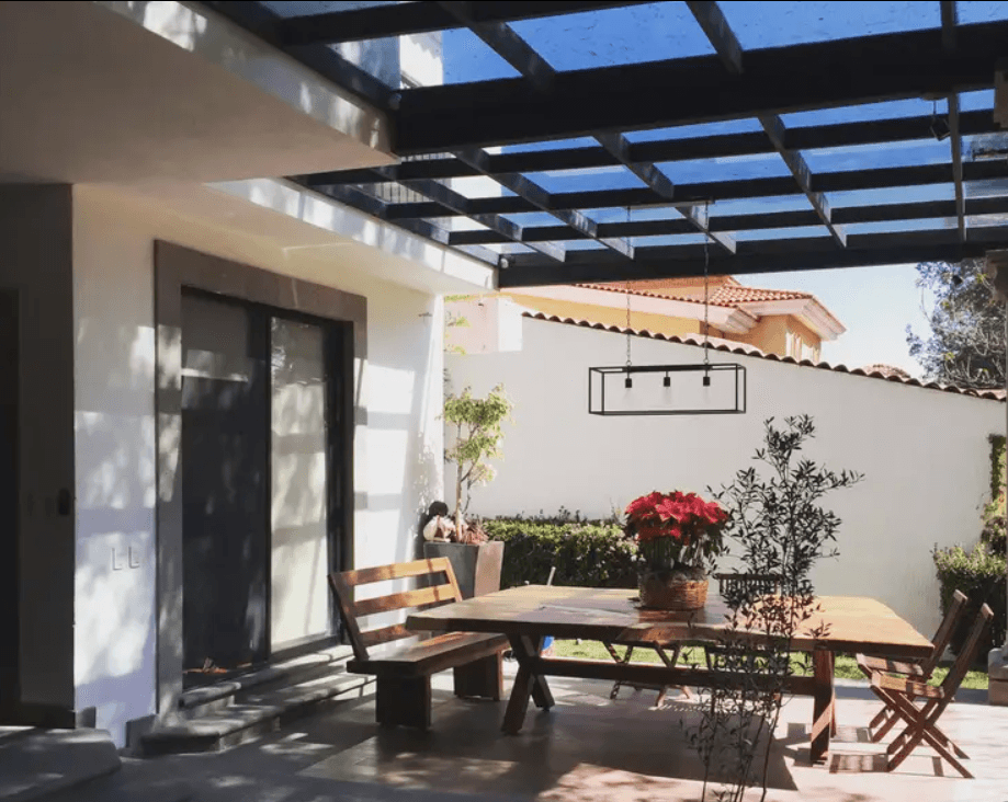 Ori de câte ori dimensiunile permit, puteți opta pentru o acoperire parțială, adică una care protejează o parte a terasei, eliberând o altă parte ce poate fi folosită pentru plantarea unei grădini. După cum am menționat, utilizarea materialelor transparente va însemna că vă puteți bucura în continuare de peisaj, dar cu protecția confortabilă a unui acoperiș.Materiale și culori pentru terasa