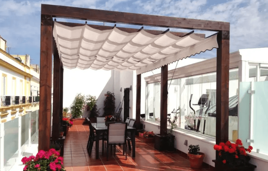 Structură din lemn cu copertină