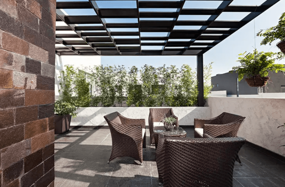 Având în vedere libertatea oferită de copertine sau flexibilitatea acoperișurilor mobile, puteți opta și pentru prelate rigide. Alegerea dvs. este determinată, în mare măsură, de utilizarea pe care doriți să o faceți din zona care urmează să fie acoperită. În orice caz, instalarea poate necesita condiții specifice în funcție de locul în care intenționați să o instalați.Design minimalist