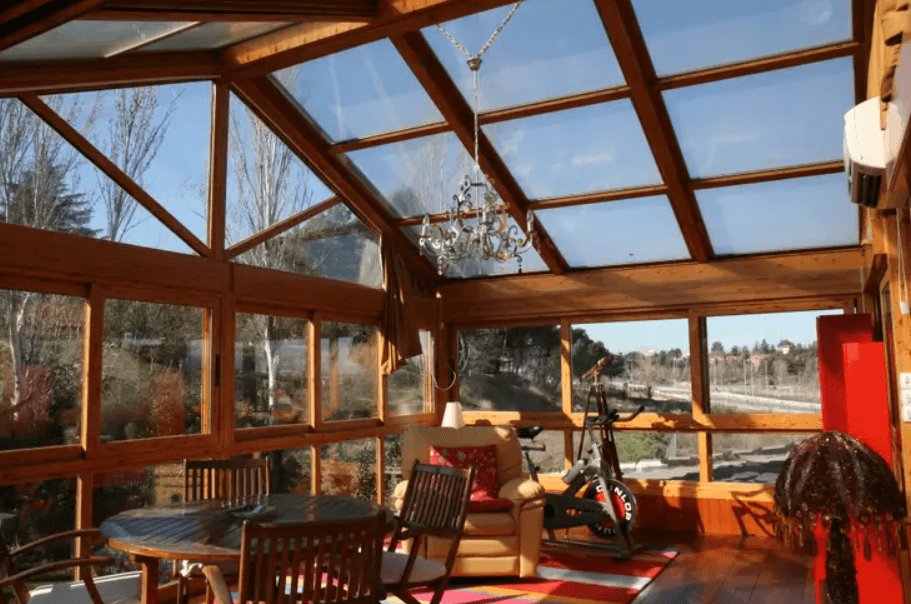 un acoperiș cu structură din lemn