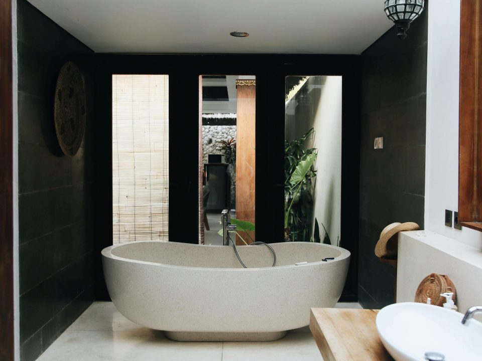 cada, piesa centrală într-o baie cu personalitate